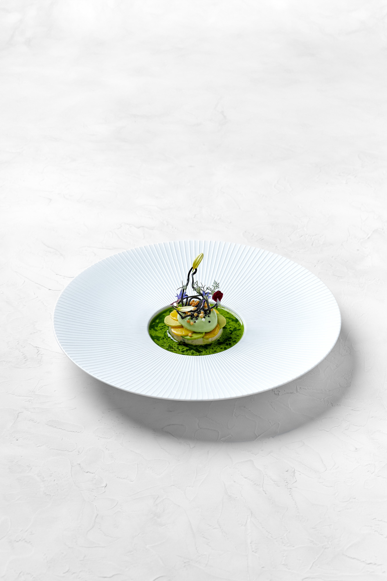 Taschenkrebs mit Jalapeño, Mango und Avocado, kunstvoll angerichtet im ECCO Ascona