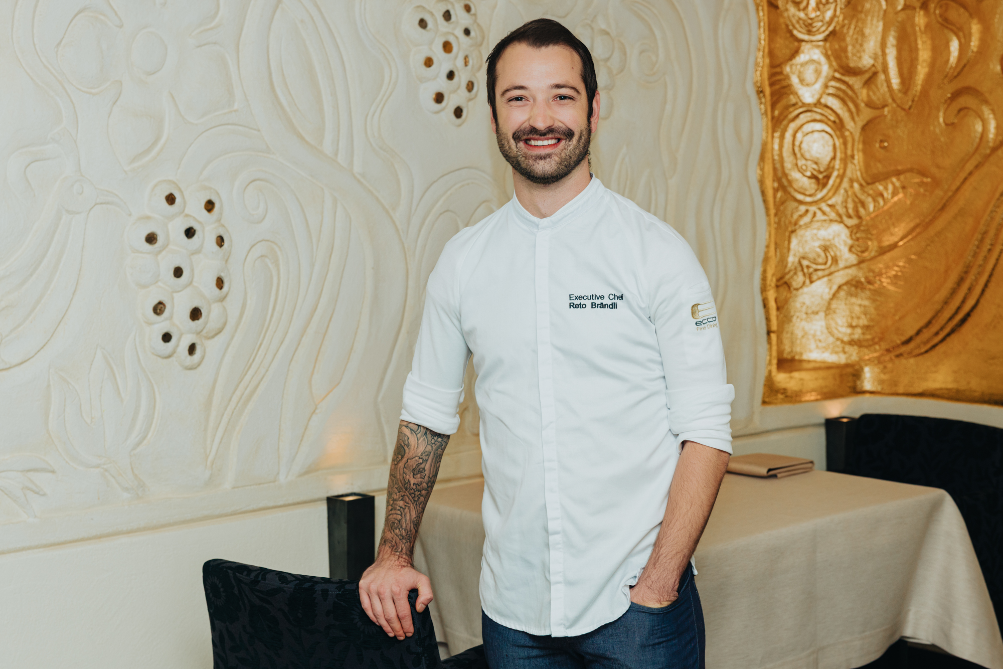 Executive Chef Reto Brändli im Kochkittel im ECCO St. Moritz