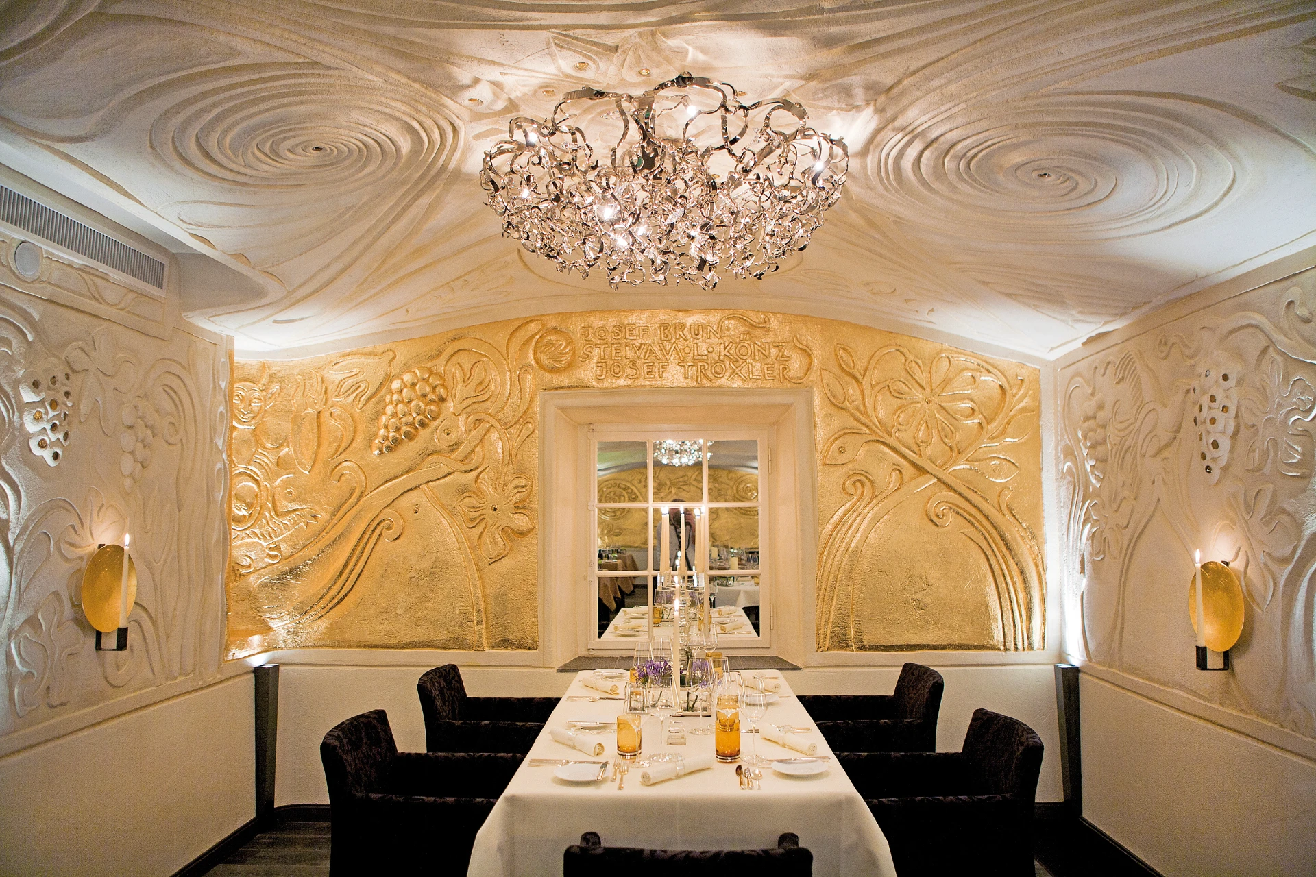 Das goldene Séparée des ECCO St. Moritz mit Kristallleuchter und festlich gedeckter Tafel