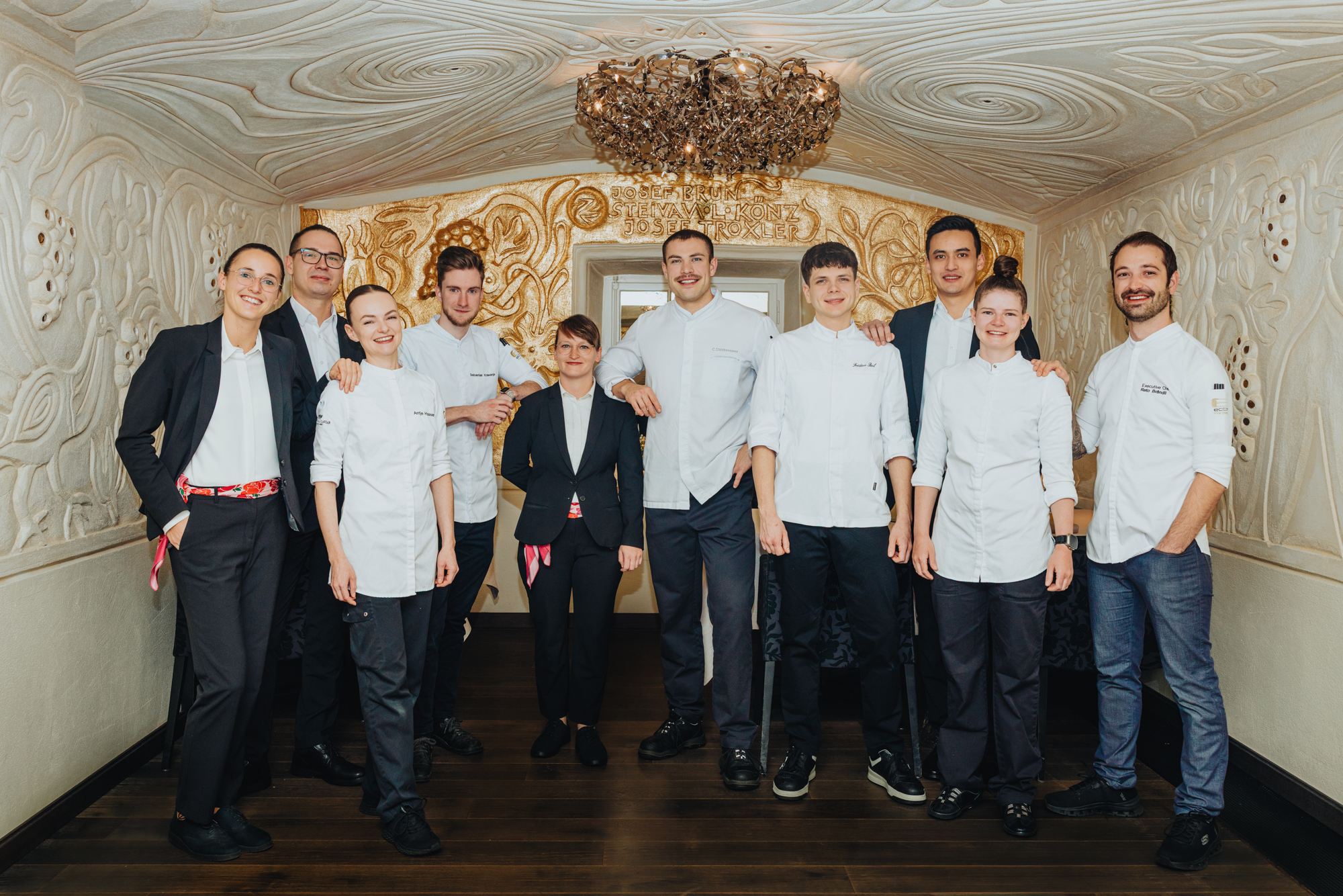 Executive Chef Reto Brändli mit seinem Küchen- und Serviceteam im Garten des Giardino Mountain